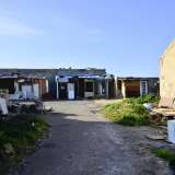 Gli accampamenti dei rom che circondano la villa
